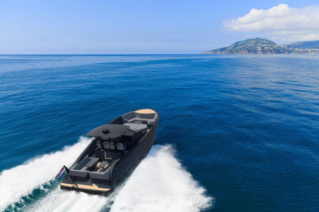 I worked my entire internship at Lekker Boats on this 44ft luxury motorboat. I have worked on several projects such as the helm operated anchor system, and the on deck kitchen.